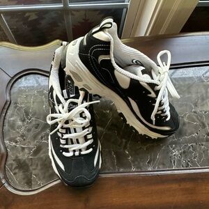 New Ladies Skechers De-Lites 8.5